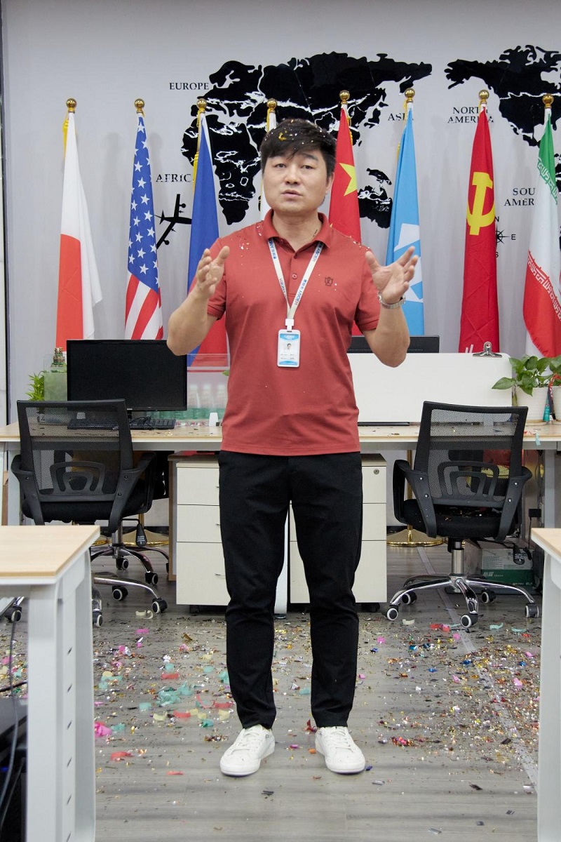 再贏新單！華邦瀛成都LED貼膜屏項(xiàng)目圓滿(mǎn)收官